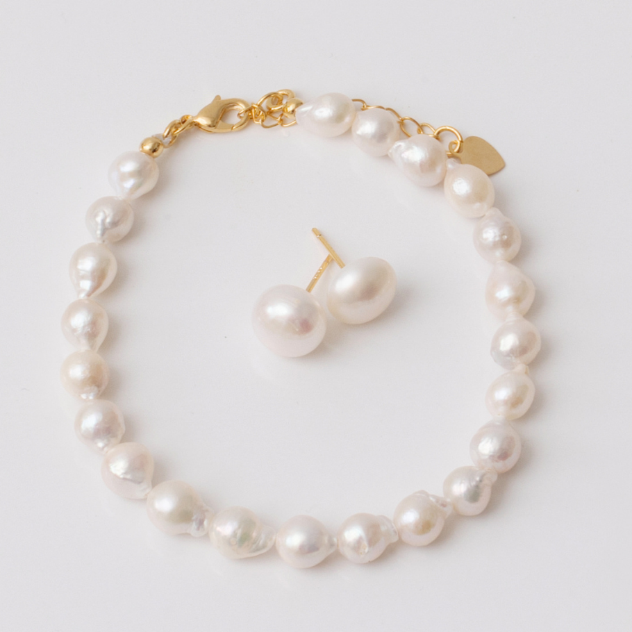 Freshwater pearl bracelet with freshwater pearl stud earring in the middle.