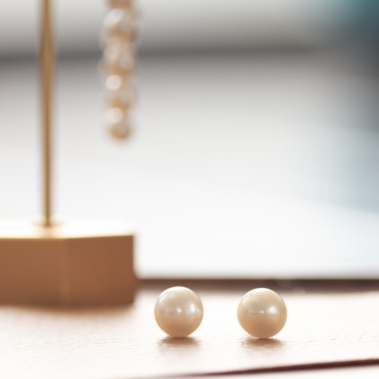 White Freshwater pearl stud earrings. Hypoallergenic. 