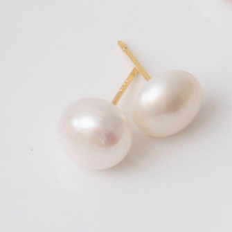 Freshwater pearl stud earrings for sensitive ears