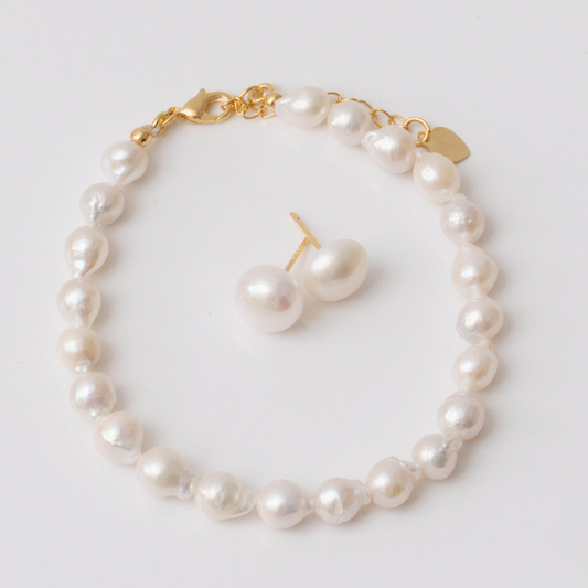 Freshwater pearl bracelet with freshwater pearl stud earring in the middle. 